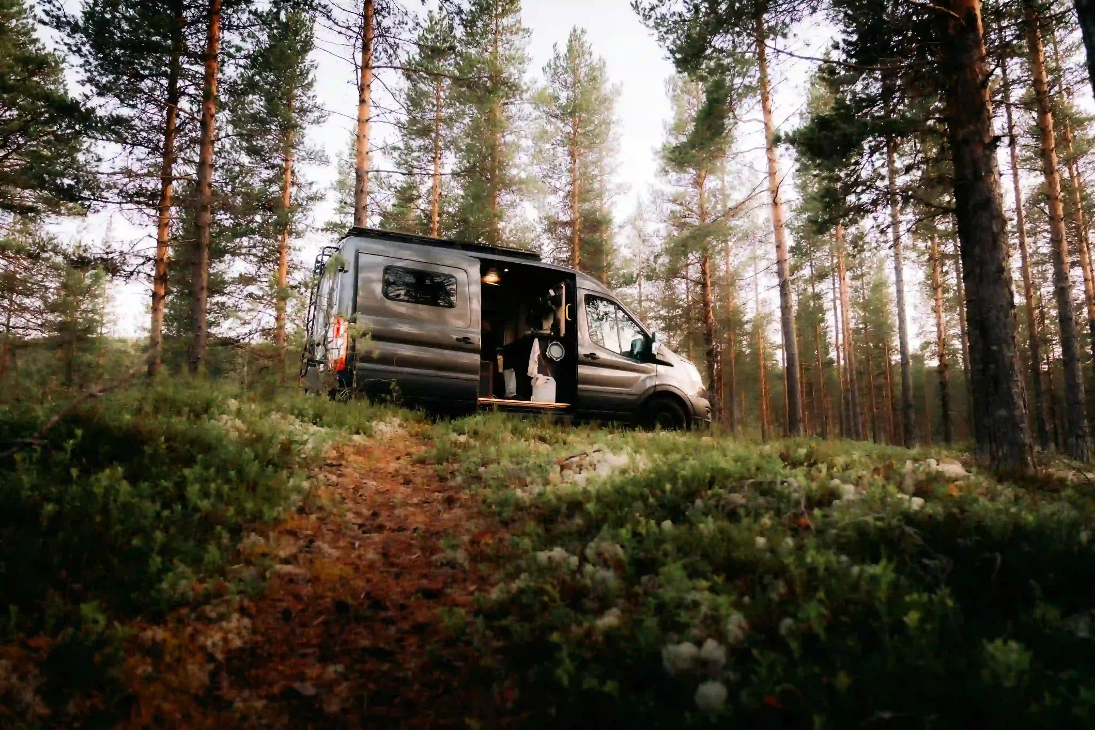 camper en bosque