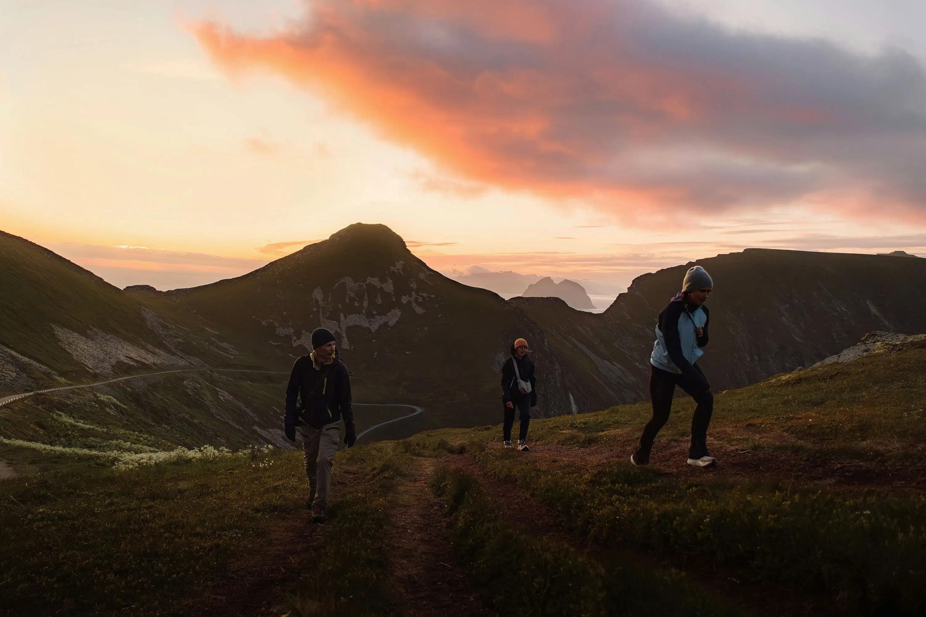 Mujer backpacker en los alpes
